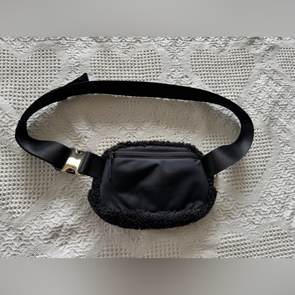 Lululemon Everywhere Black Fleece Belt Bag With Gold Hardware - Picture 3 of 13